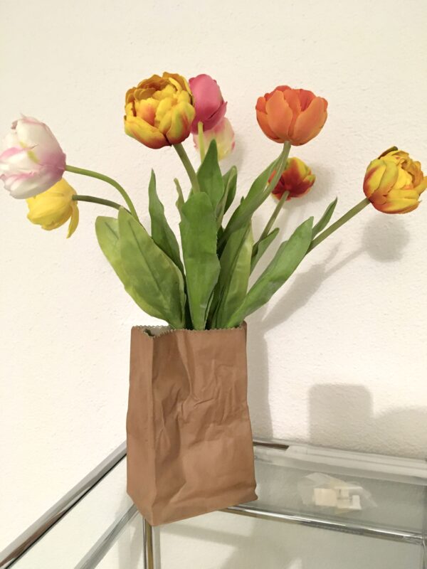 Paper-Bag-Vase-von-Tapio-Wirkkala-fuer-Rosenthal-Vintage-scaled.jpeg