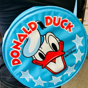 Donald Duck, Walt Disney, runde Kunststoff-Tasche | 30 cm um 1970/80 Kult retro! TOP-Zustand diese tolle Umhänge-Tasche / Schultertasche aus den 70er/80er Jahre, auch innen sehr gut. Alter geschätzt um 1970/1980, Durchmesser ca. 30 cm, Breite ca. 10 cm, Gewicht ca. 210 Gramm. Absolut rar und selten zu finden, siehe auch die Original-Fotos, Super-Zustand. Vintage Walt Disney Donald Duck Bauch-Tasche, Schultasche, Freizeittasche, Geldbörse. Donald Duck Umhängetasche von Disney unbenutzt und neuwertig! Unser Credo: SEI AUCH DU NACHHALTIG, INDEM DU UNSERE PRODUKTE EIN NEUES LEBEN SCHENKST. WIR LIEBEN NACHHALTIGKEIT, UND LEBEN NACHHALTIG ZU SEIN.